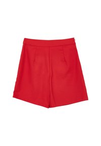 Shorts rouges taille haute pour femmes avec une coupe ajustée et une fermeture éclair sur le côté, présentés à plat sur un fond blanc.