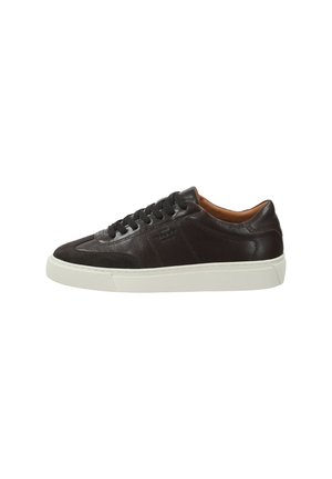 Lage donkerbruine leren sneaker met zwarte veters en witte rubberen zool, zijaanzicht met gladde en suède texturen.