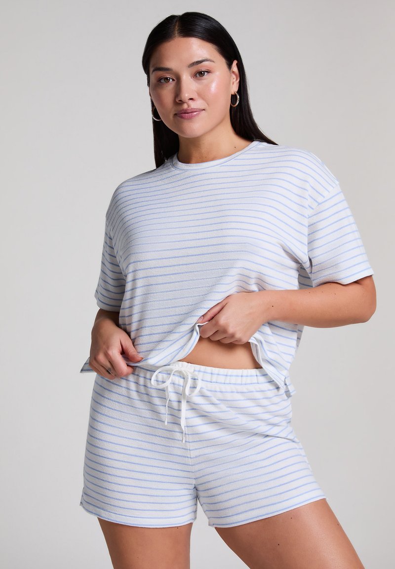 Katoenen loungewear-set bestaande uit een losse, kortärmelige shirt en verstelbare shorts. Gestreept patroon in lichtblauw en wit. Zachte textuur.