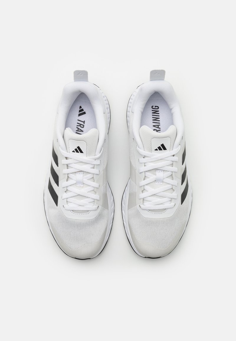 Weiße Sportschuhe mit schwarzen Akzenten, Obermaterial aus Mesh, runde Zehenpartie, Schnürung vorne, gepolsterter Schaftrand und strukturiertes Profil.
