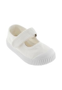Zapato de lona blanco con punta redonda, suela de goma y correa de Velcro. Presenta una parte superior texturizada con detalles de costura.