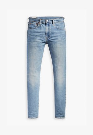 Jeans slim-fit de culoare albastru deschis, cu un ușor efect de decolorare pe coapse, închidere frontală cu nasture, bucle pentru Curea și stil de cinci buzunare, pe un fundal alb.