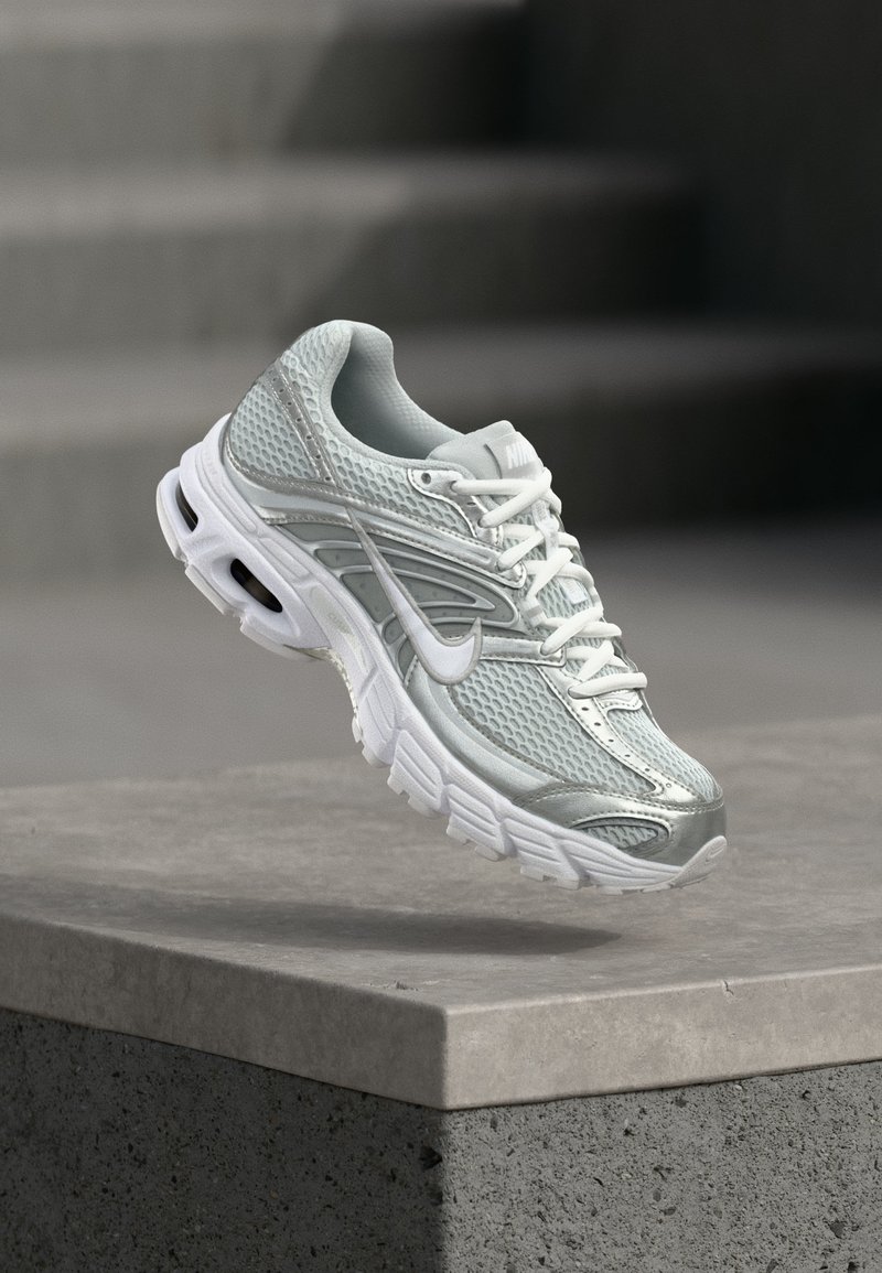 AIR MAX MOTO 2K grey fog/white/metallic silver-coloured/grey