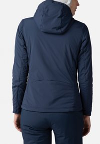 Dunkelblau isolierte Jacke mit Kapuze, die eine glatte Oberfläche und Nahtdetails aufweist. Das Design umfasst eine taillierte Silhouette und elastische Bündchen.