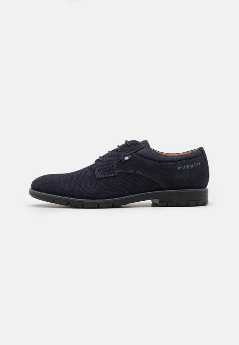 Zapatos de ante azul marino con cordones y una superficie texturizada, que cuentan con una suela de goma y un sutil logo de la marca en el tacón.