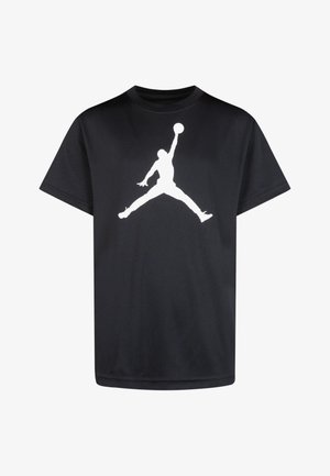 T-shirt in cotone nero con una grafica bianca prominente di un giocatore di basket in posizione di salto. Maniche corte, design a girocollo.