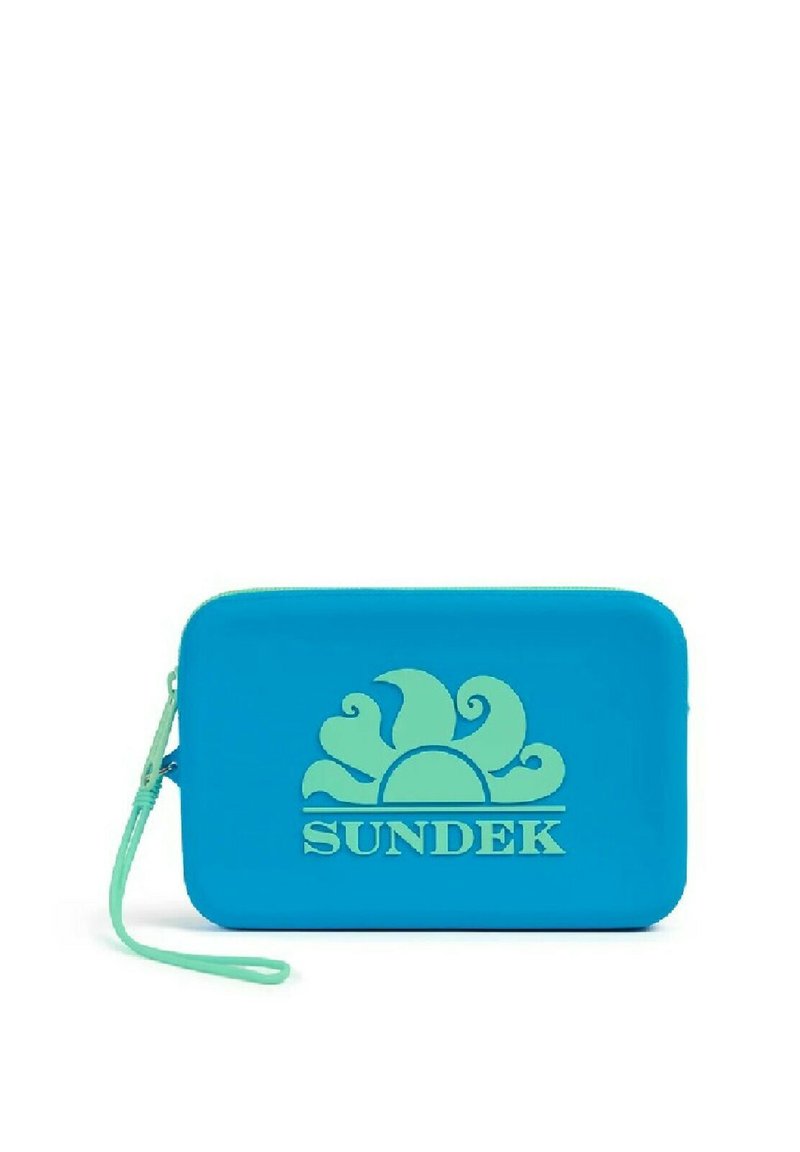 Bolsita de silicona azul con el logo verde de SUNDEK, con cierre de cremallera y una correa para la muñeca, textura suave y bordes redondeados.