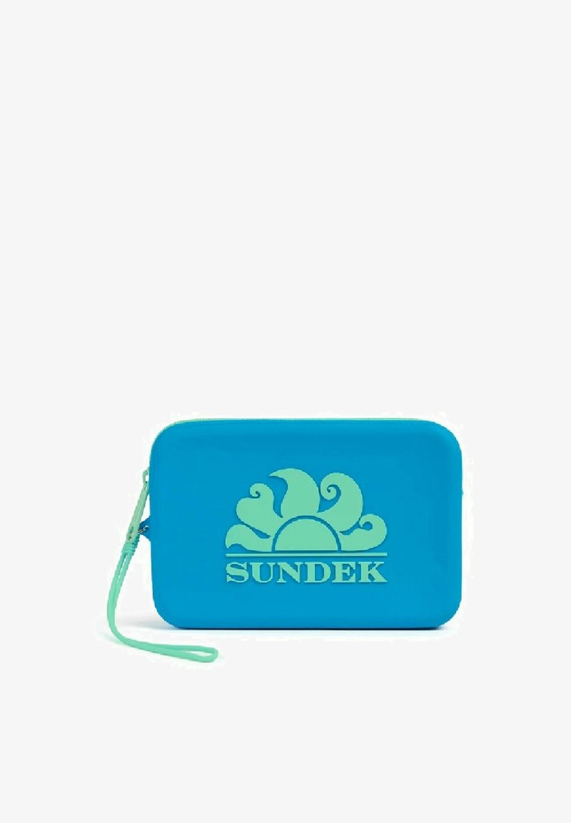 Borsa in silicone blu con logo SUNDEK verde, dotata di chiusura a cerniera e cinturino da polso, texture liscia e bordi arrotondati.