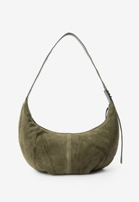 Sac à épaule en daim vert olive de forme croissante, avec une sangle unique et une fermeture éclair. Texture douce et finition lisse.