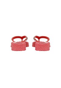 Roze rubberen sandalen met een gestructureerde zool, hartvormige banden en decoratieve accenten aan de zijkanten. Plat ontwerp, geschikt voor casual kleding.