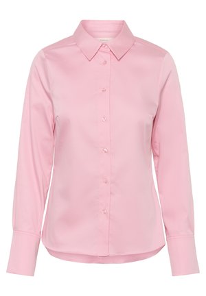 Světle růžová halenka s dlouhými rukávy, zapínáním na knoflíky, s špičatým límečkem a manžetami, vyrobená z hladké látky a s mírně zakulaceným lemem.