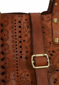 Borsa in pelle marrone con motivi floreali in rilievo, dettagli a intaglio e una fibbia in metallo dorato con il nome del brand "CAMPOMAGGI."