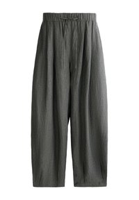 Pantalon large gris foncé avec de subtiles rayures verticales, une taille élastique et un cordon à nouer à l'avant.