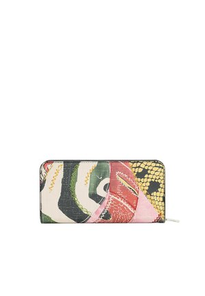 Cartera con cremallera de colores con diseño de patchwork en verde, rojo, rosa, negro, crema y patrones de estampado de serpiente amarilla sobre textura de tela.