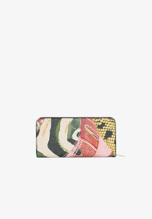 Kleurrijke rits-portemonnee met patchworkontwerp in groen, rood, roze, zwart, crème en geel slangprintpatronen op een stoffen textuur.