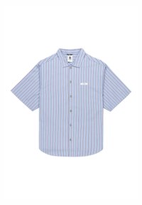 Camicia a maniche corte con bottoni di colore azzurro chiaro, decorata con righe verticali rosse, dotata di un colletto strutturato e di un piccolo etichetta sul lato sinistro del petto.