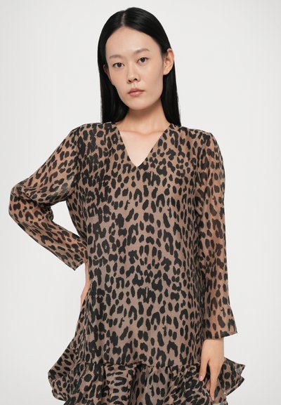 Leopardmønstret bluse i gennemskinneligt materiale, med V-hals, lange ærmer og en flæse i kanten. Farvepaletten inkluderer tan- og sorte pletter.