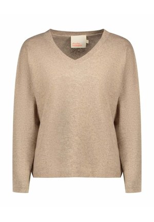 Maglione beige in cashmere con scollo a V, vestibilità larga, maniche lunghe e polsini a coste. Texture morbida con design minimalista e etichetta del marchio visibile.