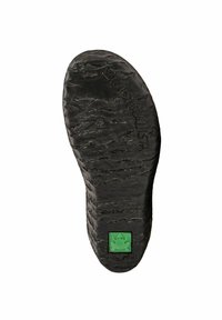 Suela de zapato negra texturizada con "PL NATURALISTA" grabado y un pequeño logo cuadrado verde cerca del talón que presenta una rana.