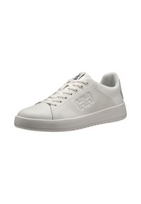 Zapatilla blanca de cuero con punta redondeada, acabado texturizado, cordones planos, suela moldeada y logotipo grabado en el lateral. Diseño minimalista en general.