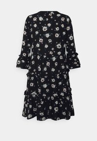 Vestido floral preto com flores brancas e bordô. Design em camadas com mangas franzidas, feito de tecido leve. Vista traseira mostrada.