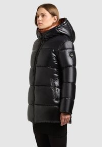 Zwarte pufferjack met een glanzende afwerking, capuchon, ritszakken en horizontaal gestikte secties. Binnenvoering in een contrasterende kleur.