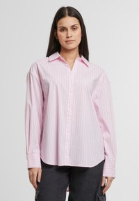 Langsleeve, knoopshirt in lichtroze met witte strepen. Beschikt over een kraag, een relaxte pasvorm en knoopmanchetten. Glad katoen.