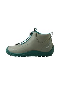 Zapato de senderismo gris claro con detalles en azul verdoso, diseño de caña alta, sistema de lazada elástica y suela de goma texturizada para tracción.