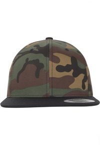Căciulă cu model de camuflaj, fabricată dintr-un material cu o coroană structurată și o vizor plat negru. Prezintă orificii de ventilație și etichetă de marcă.
