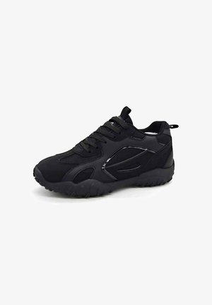 Baskets de sport noires avec semelle texturée, panneaux en mesh, fermeture à lacets et languettes de traction sur la languette et le talon.
