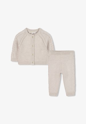 Gebreid tweedelig outfit in lichtbeige. De cardigan heeft een ronde kraag en kabelbrei accenten; de broek heeft een ribgebreide tailleband en boorden.