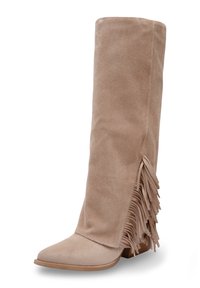Botte en daim beige jusqu'au genou avec un bout effilé, des franges le long du côté et un petit talon carré. Texture lisse et design épuré.