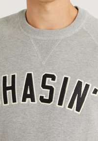 CHASIN' Felpa - grey