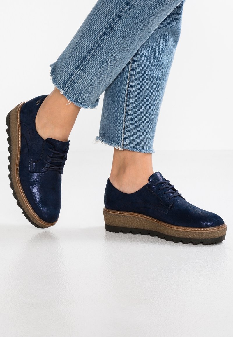 Chaussures en daim bleu marine à lacets avec une semelle surélevée et une conception à plateforme. Présentent un bout arrondi et des détails de couture subtils.