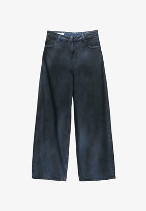 Široke traperice od tamnog denima. Imaju visok struk, pet džepova i klasično šivanje duž šavova. Materijal je mekan s suptilnom teksturom.