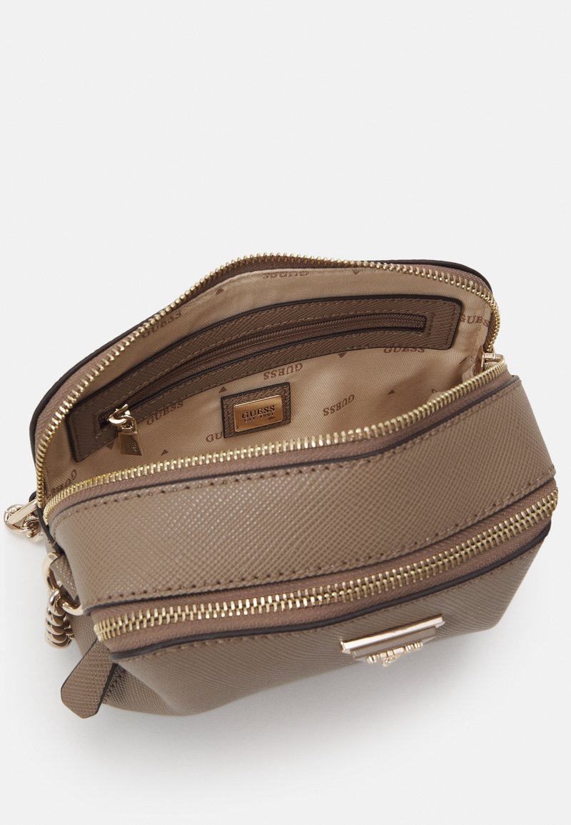 Brun syntetisk crossbody taske med en struktureret overflade, dobbelt lynlåslukninger og en guldfarvet mærkeplade indeni. Rum til organisering.