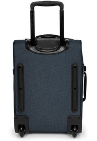 Rullväska i mörkblått tyg, med ett utdragbart svart handtag, robusta svarta hjul och texturerad yta med siddekorationer.