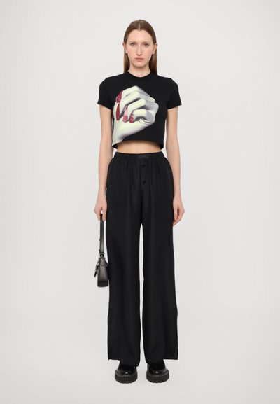 GmbH CROPPED WITH NAILS PRINT - Camiseta estampada - black