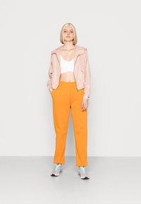 Nike Sportswear W NSW ESSNTL PANT FLC TREND - Calças de fato de treino - light curry/white