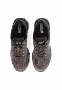 Sneakers in tessuto marrone con tomaia texture, decorati con paillettes, lacci tondi e suola in gomma nera. Etichetta del marchio visibile all'interno della scarpa.