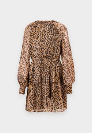 Haljina s tigrastim uzorkom koja ima duge rukave, elastičan pojas, višeslojni dizajn i kombinaciju smešnih i crnih boja na prozirnom materijalu.