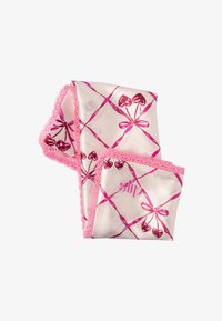 Rosa silkeskjerf med hjerte- og sløyfemønster, med blondedetaljer og ordet "slip" brodert i rosa i et hjørne.