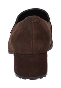 Chaussure à talon en suède marron avec un bout rond et une finition texturée. Dotée d'un robuste talon bloc et d'une semelle en caoutchouc pour une meilleure traction.