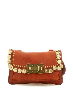 Borsa a tracolla in pelle marrone con borchie dorate e una chiusura in ottone incisa con il nome del marchio Campomaggi.