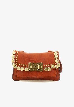 Borsa a tracolla in pelle marrone con borchie dorate e una chiusura in ottone incisa con il nome del marchio Campomaggi.