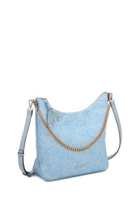 Borsa a spalla azzurra chiaro con motivi in rilievo a tema viaggio, accentuata da una catena dorata e una tracolla regolabile. Texture liscia e forma arrotondata.