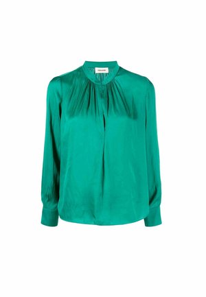 Grønn satengbluse med rund hals, plissert front og lange ermer med knappede mansjetter. Stoffet har en glatt, glanset tekstur.