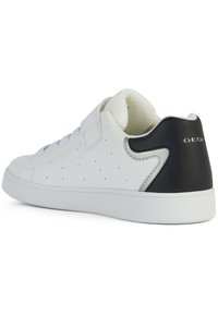 Sneaker bianco con design perforato. Presenta un accentuazione nera sul tallone e lacci bianchi. Materiale in pelle liscia con suola in gomma.