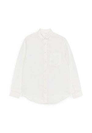 Chemise blanche à manches longues avec col pointu et poche poitrine, présentée à plat sur un fond blanc.