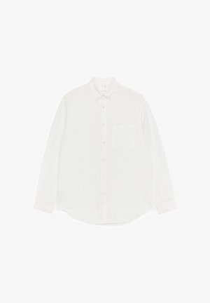 Balta ilgarankovė marškiniai su sagutėmis, smaigaliu apykakle ir krūtinės kišene, išdėstyti plokščiai ant balto fono.